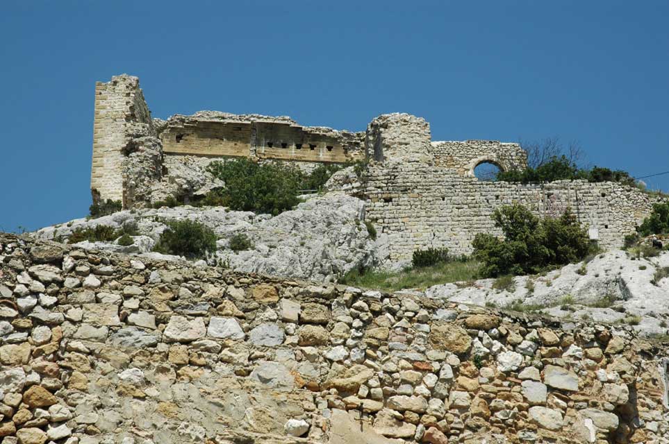 vieux chateau de aureille - escapade saint rmy de provence