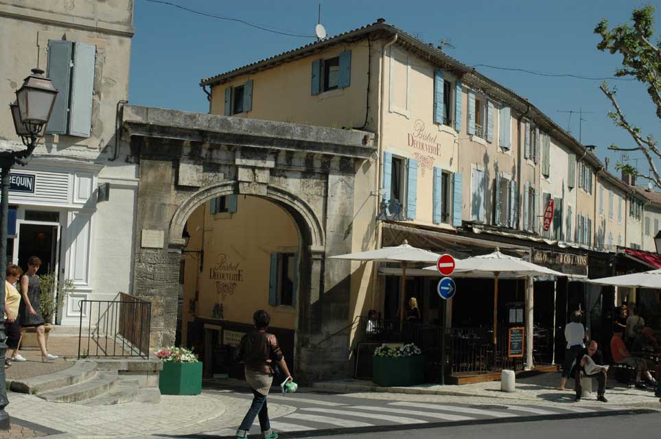 carnets de voyage france - escapade saint-rmy de provence et les alpilles - le portail saint-paul et le restaurant "bistrot dcouverte"