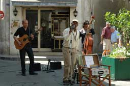 carnets de voyage france - escapade saint-remy de provence et les alpilles - les ruelles de saint rmy avec le groupe  de jazz Leonard Blair