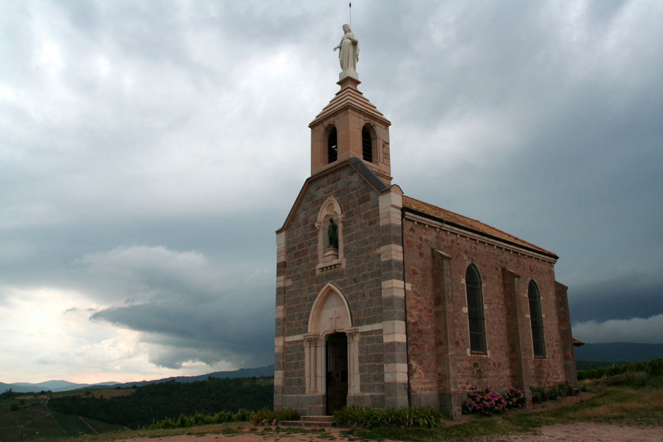 chapelle notre dame du raisin - mont brouilly - escapade beaujolais - carnets de voyage france