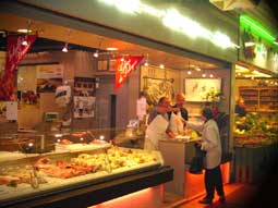 rues gourmandes  lyon - les artisans du got - la Boucherie TROLLIET aux Halles de Lyon