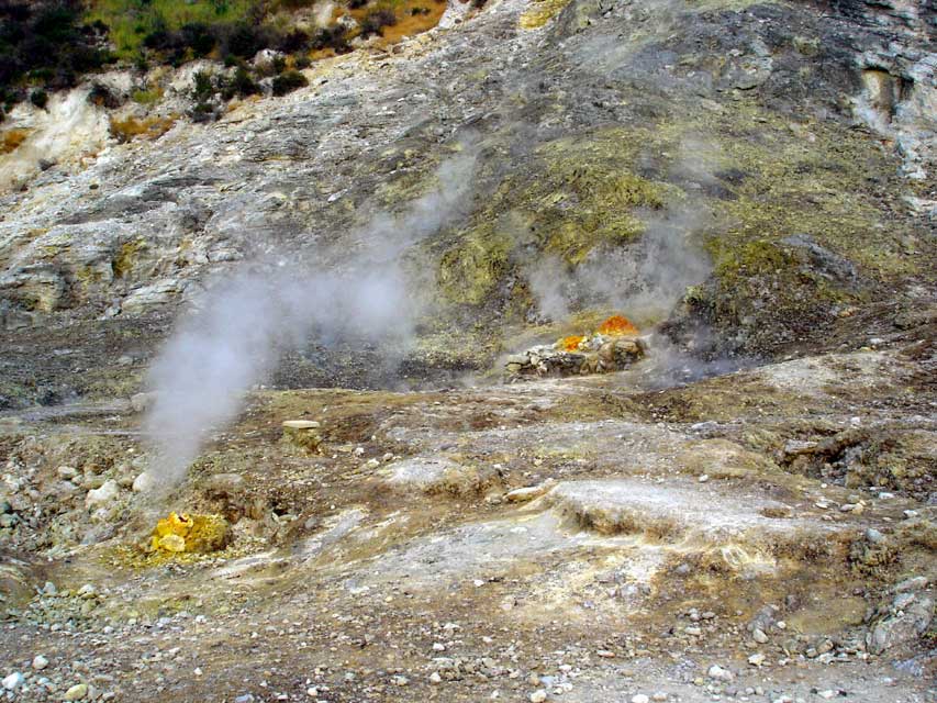 les fumerolles de sulfatare - ancien volcan des champs phlgrens - naples 