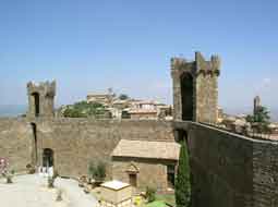 italie - toscane - les remparts de Montalcino