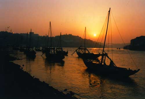 portugal - porto - coucher de soleil sur le douro