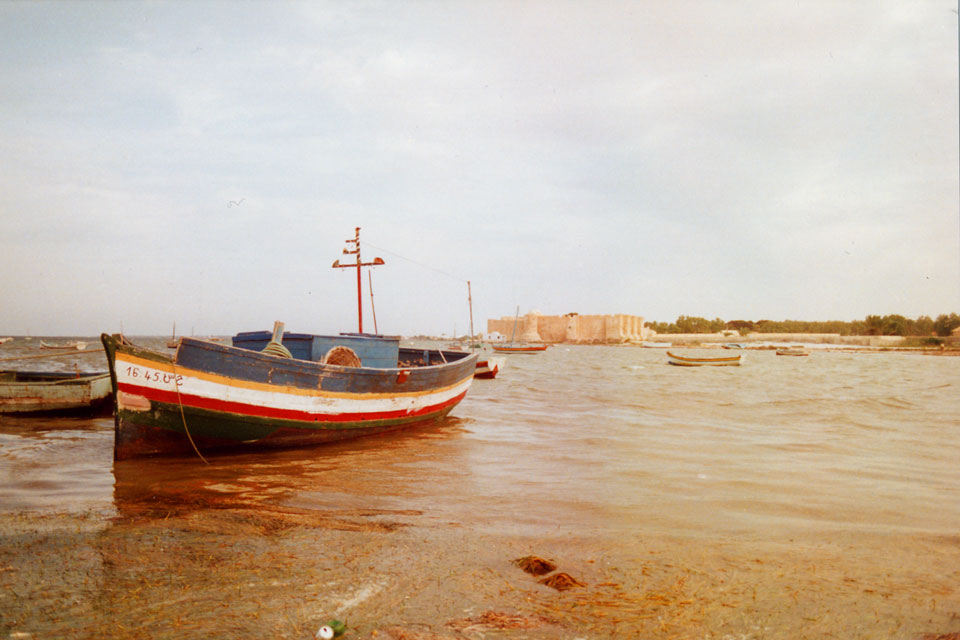 tunisie - fort espagnol  et barques  djerba