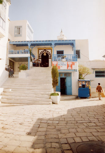 carnets de voyage tunisie - contraste entre le quartier sidi bou sad  tunis et une maison troglodyte  matmata