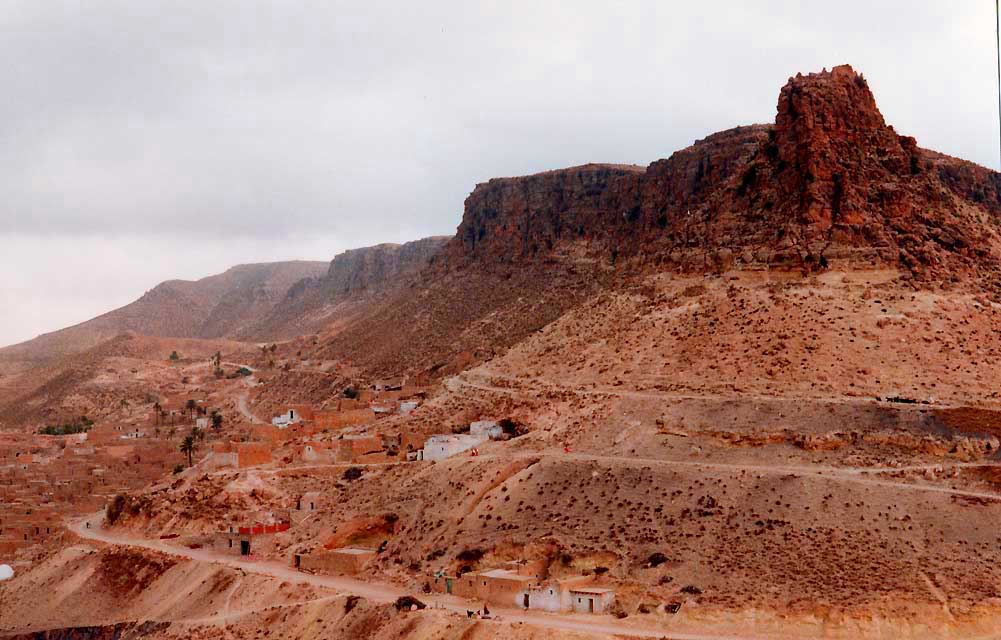tunisie - le massif montagneux de toujane sur la piste de matmata