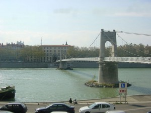 Carnets et photos de voyage - France - Routes Gourmandes - La passerelle sur le Rhône