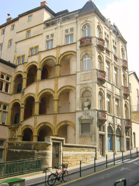 Carnets et photos de voyage - route gourmande Lyon - Saint Jean - maison Henri IV