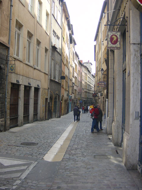 Carnets et photos de voyage - route gourmande Lyon - Saint Jean - rue Juiverie