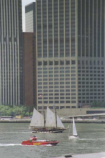 Brooklyn east river - bateaux devant Lower Manhattan