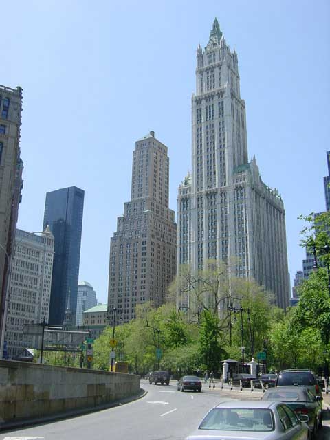 Lower manhattan woolworth-building en arrivant de brooklyn bridge