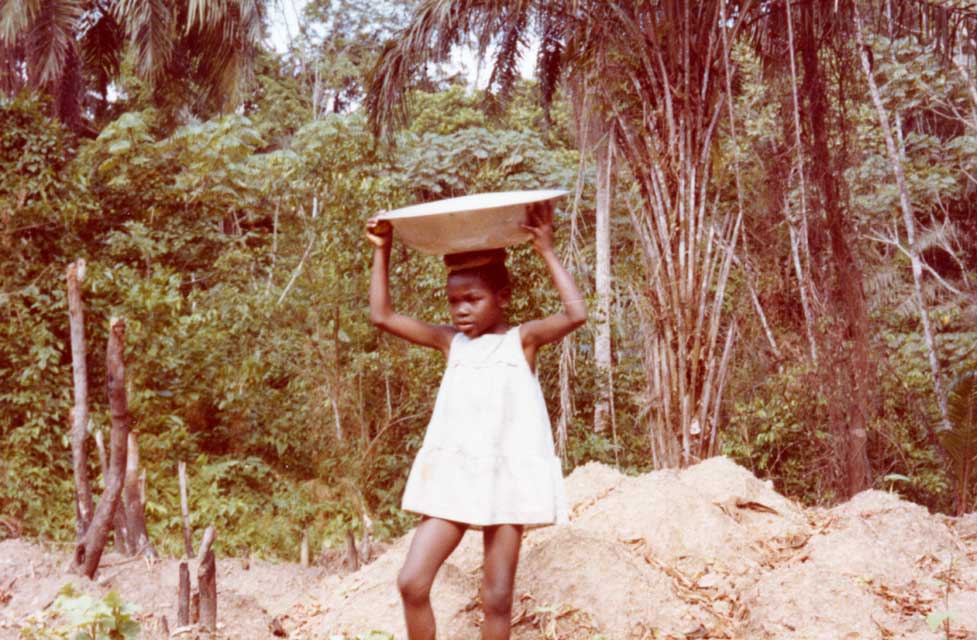 cameroun wouri petite fille ramenant de l'eau