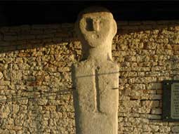 carnets de voyage corse - saint florent - la statue menhir