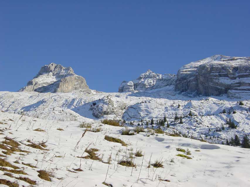 escapade - aravis le grand bornand - chalet-des-troncs - la pointe perce vue du plattuy