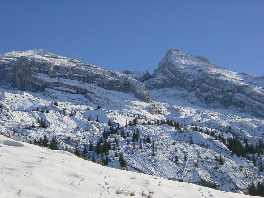 escapade - aravis le grand bornand - chalet-des-troncs - la pointe de chombas et le mont charvet