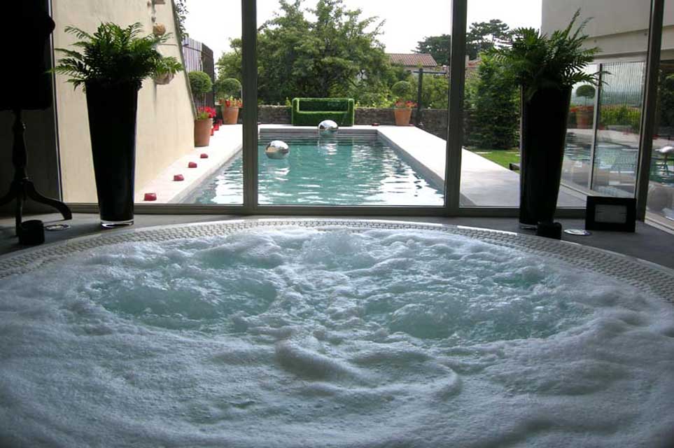 carnets de voyage france - escapade beaujolais - auberge du paradis - saint amour - coin dtente : spa et piscine