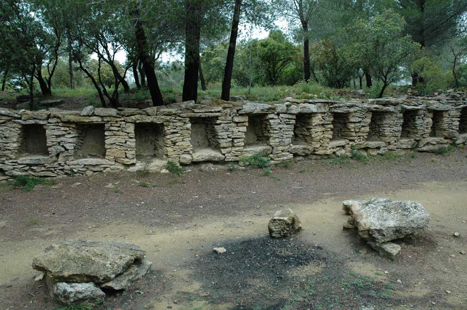 cornillon confoux - les apiers ou murs d'abeilles