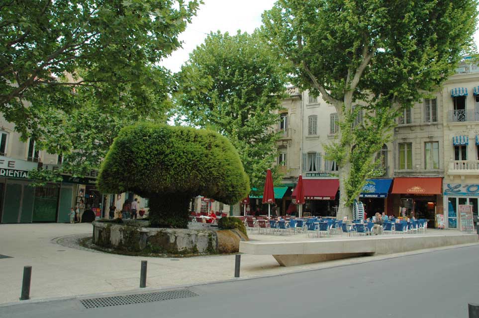 salon de provence - la fontaine moussue