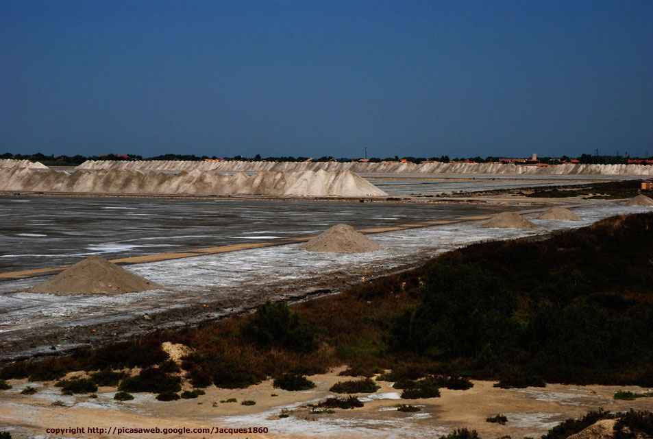 les camelles de sel de salin-de-giraud - escapade en camargue