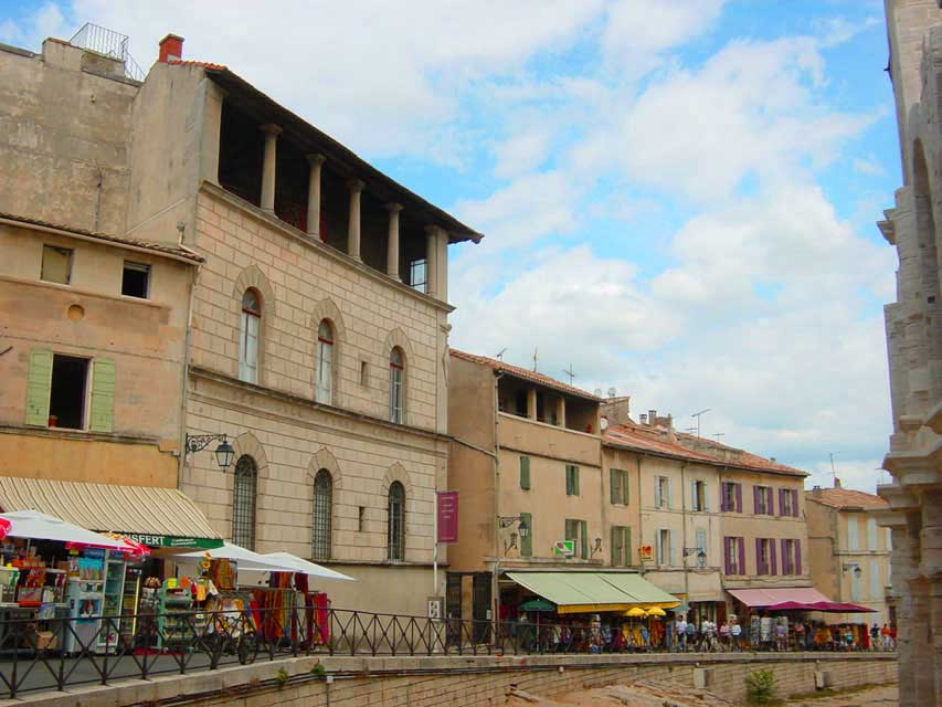 escapade en camargue - arles - les vieilles maisons aux abords des arnes