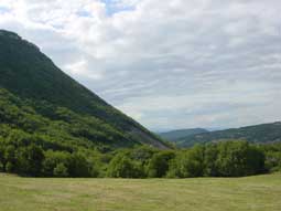 escapades en france - la bergerie de fline - col du perthuis au pied de la montagne saint-maurice