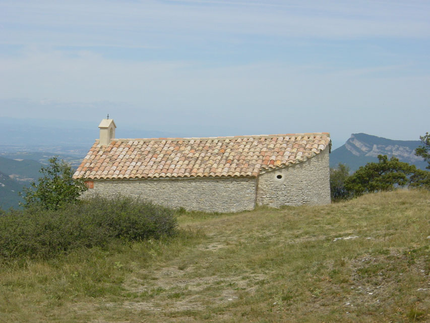 drme provenale - la chapelle au sommet de la montagne saint-maurice