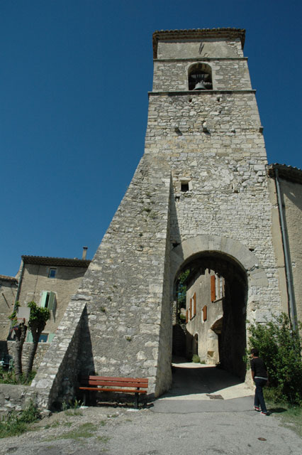 carnets de voyage france - escapade en drme provenale - marsanne - le beffroi et la porte du lachard