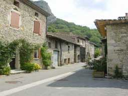 escapades en france - la drme provenale - le village de saou