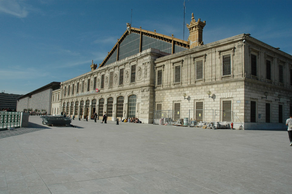 escapade marseille et la corniche - parvis de la gare saint-charles