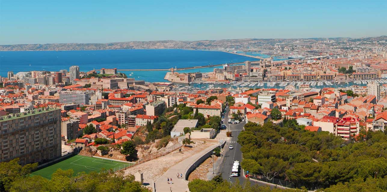 escapade marseille et la corniche - vue de notre dame de la garde : l'entre du vieux port et la chane de l'estaque au nord