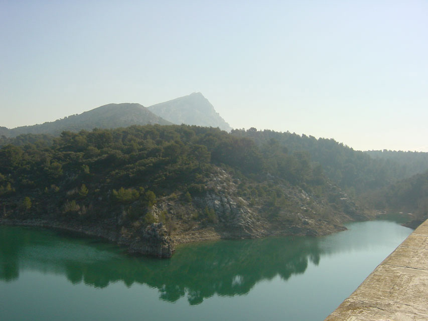 le barrage du Bimont et la croix de Provence