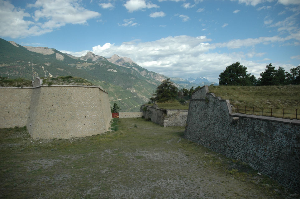 carnets de voyage france - escapade Queyras - Mont Dauphin - forteresse Vauban - au fond la barre des Ecrins