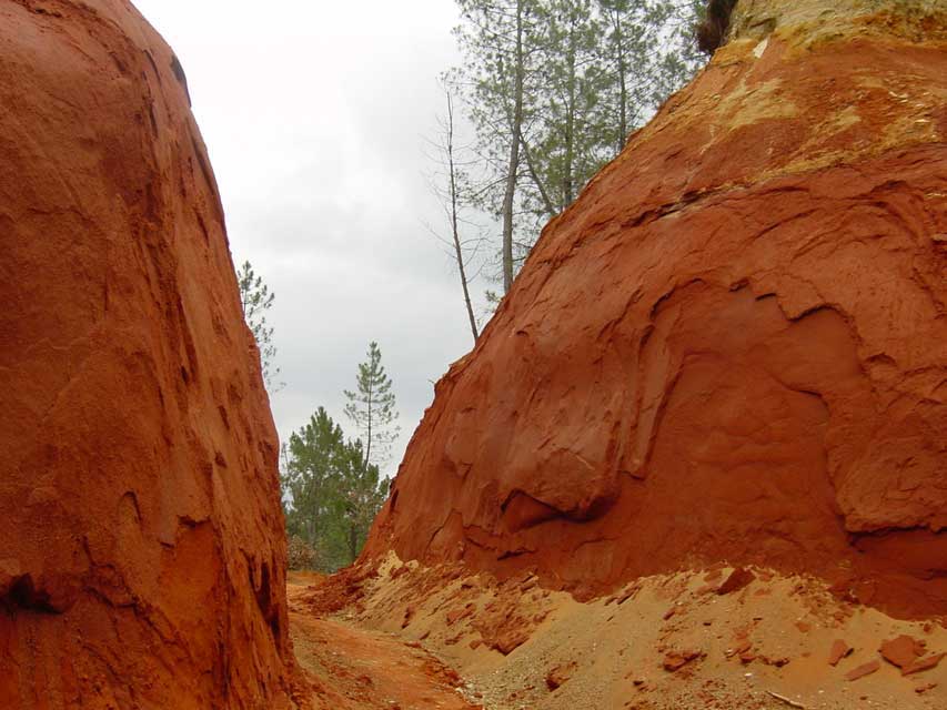 carriere d'ocre entre gargas et roussillon