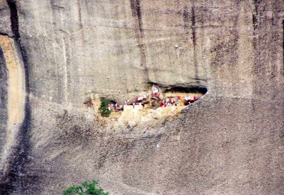 carnets de voyage grce - les mtores - la chapelle saint georges et les foulards accrochs dans la falaise