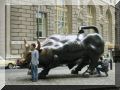 lower manhattan la statue en bronze du taureau, symbole d'une conomie...