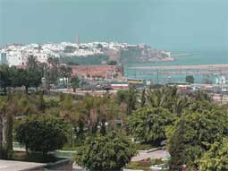 Rabat, l'oued et les remparts vue des jardins