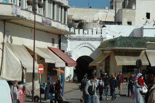 circuit maroc tanger et le rif - entr�e de la m�dina et le port vue de la kasbah