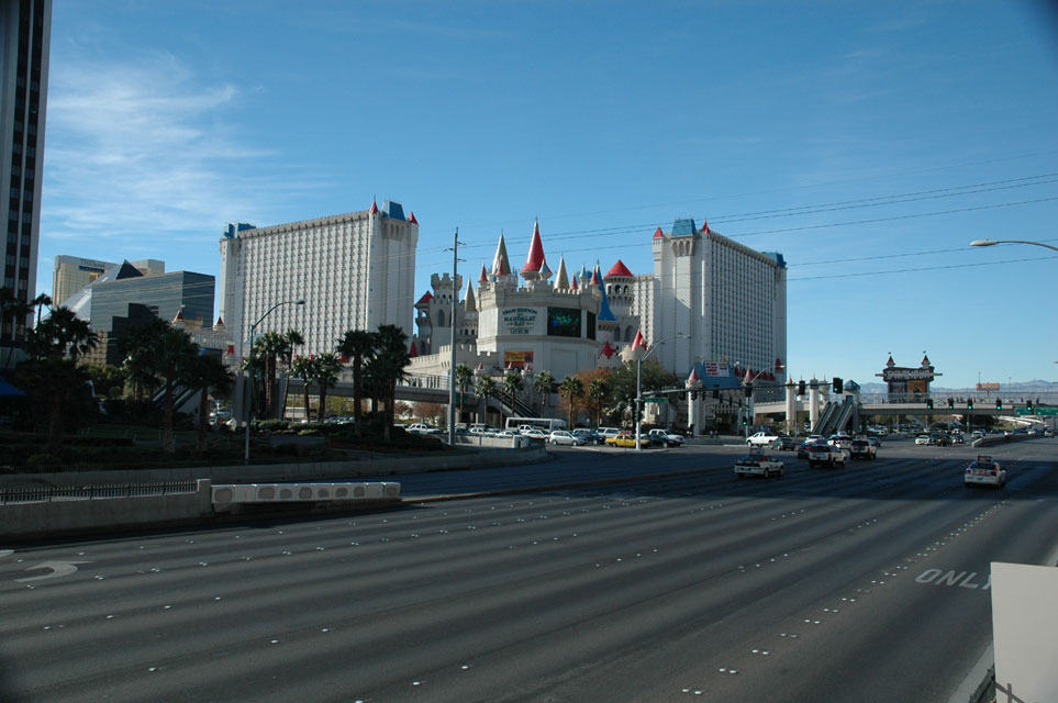 carnets de voyage usa - living in las vegas - las vegas - le strip - Tropicana Blvd et l' Excalibur