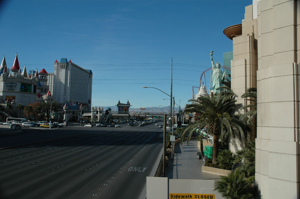 carnets de voyage usa - living in las vegas - las vegas - le strip - Tropicana Blvd et l' Excalibur