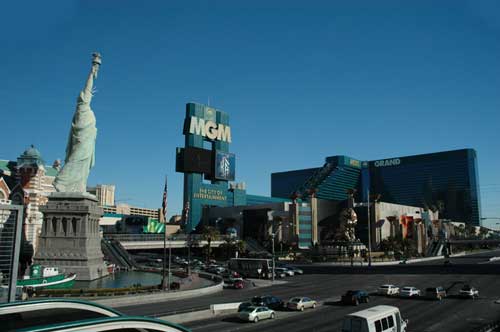 living in nevada - las vegas - angle de las vegas boulevard et tropicana boulevard