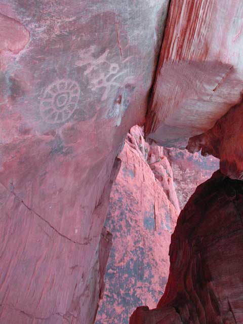 nevada - valley of fire - atliatl rock - petroglyphs