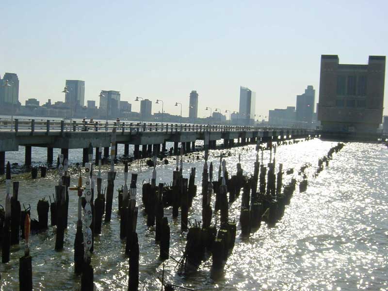 new-york-hudson-river sculptures sur les anciens pontons