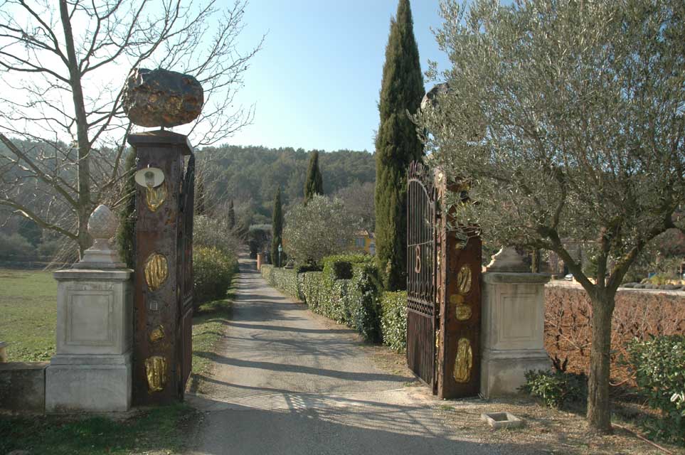 carnets de voyage france - route gourmande provence - lorgues - portail et alle centrale de chez bruno