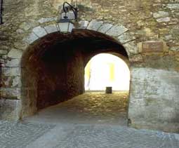 carnets de voyage france - route gourmande provence - lorgues - la porte de trebari du XIIme sicle