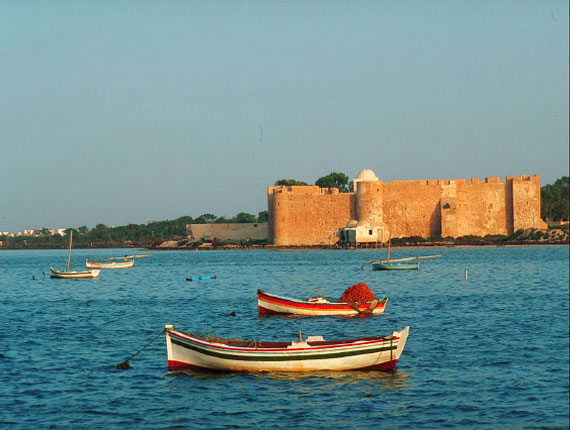tunisie - barques et fort espagnol de djerba
