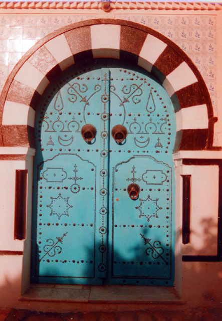 tunisie - tunis - les portes du quartier sidi bou said