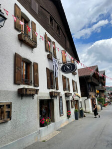 Carnets et photos de voyage Suisse - Champery : le café du Nord