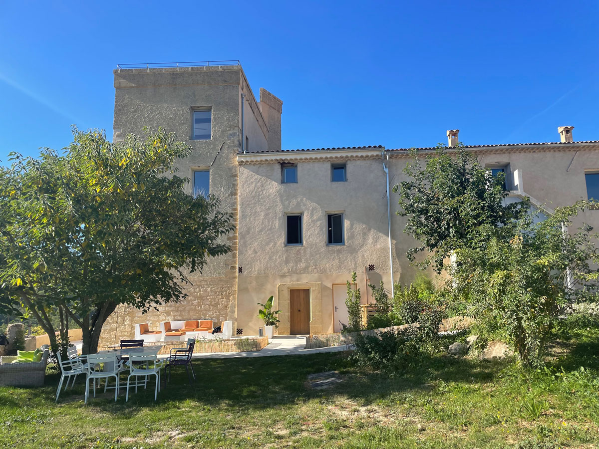 Carnets et photos de voyage france - routes gourmandes en provence : Etape Ecologique à la Ferme Hibride : réalisée par Matali Crasset, Carnets et photos de voyage france - routes gourmandes en provence : Etape Ecologique à la Ferme Hibride aménagée par Matali Crasset, Patrick El Ouarghi et Philippe Chapelet