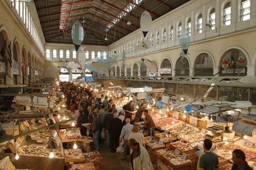 Carnets et photos de voyage Grèce : Athènes - le marché central Kentriki Agoraur de Plaka, symbole de la grandeur de la ville avec l' Acropole. 